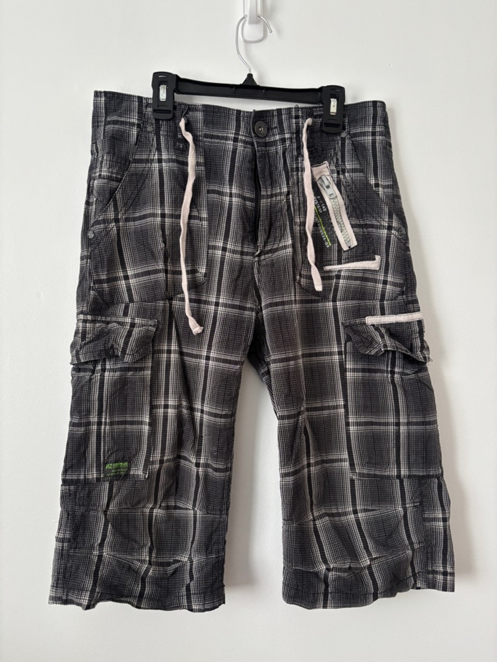 2/$10 - NOIZE/JNS Black Grey Plaid Cargo Shorts w/ drawstrings Size 30